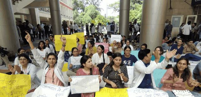 Photo of बड़ा प्रदर्शन करने की तैयारी में डॉक्टर, आपातकालीन बैठक की…