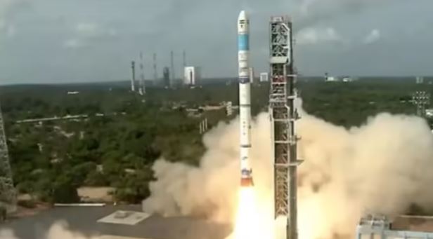 Photo of इसरो ने रचा इतिहास, धरती की निगरानी के लिए ईओएस-08 का हुआ सफल प्रक्षेपण