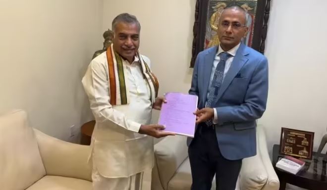 Photo of विश्व हिन्दी परिषद के राष्ट्रीय अध्यक्ष आचार्य यार्लगड्डा ने की यूएन राजदूत रवींद्रन से भेंट