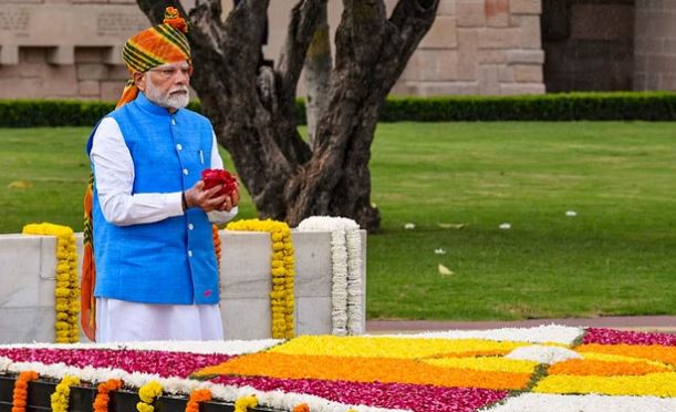 Photo of स्वतंत्रता दिवस पर लहरिया पगड़ी और सफेद कुर्ता-चूड़ीदार में पीएम मोदी का अलग अंदाज