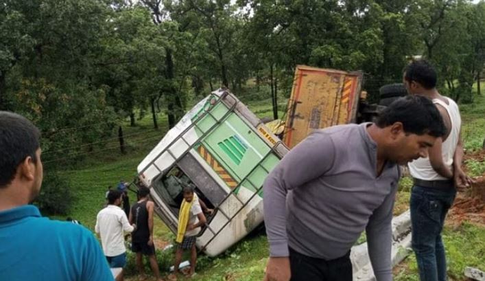Photo of जरही से बिलासपुर जा रही यात्री बस में ट्रेलर ने मारी टक्कर, 20 फिट गहरी खाई में गिरी