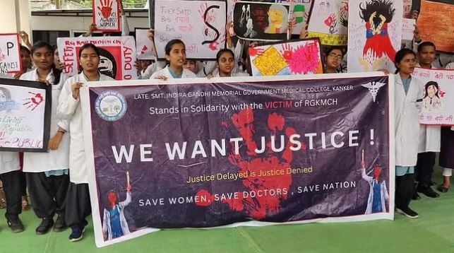 Photo of बंगाल में डॉक्टर की हत्या का मामला, जिला अस्पताल में ओपीडी बंद कर जूनियर डॉक्टर हड़ताल पर बैठे