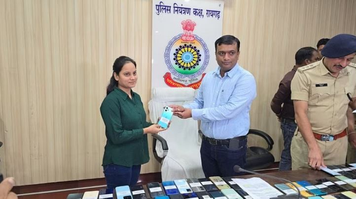 Photo of रायगढ़ पुलिस ने एक बार फिर गुम हुए 103 मोबाइल फोन को उनके मालिकों को सौंपे