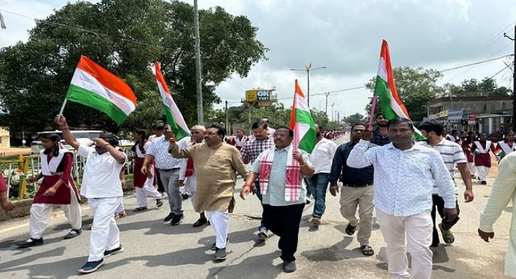 Photo of बलरामपुर रामनुजगंज: तिरंगा यात्रा में शामिल हुए मंत्री राम विचार नेताम