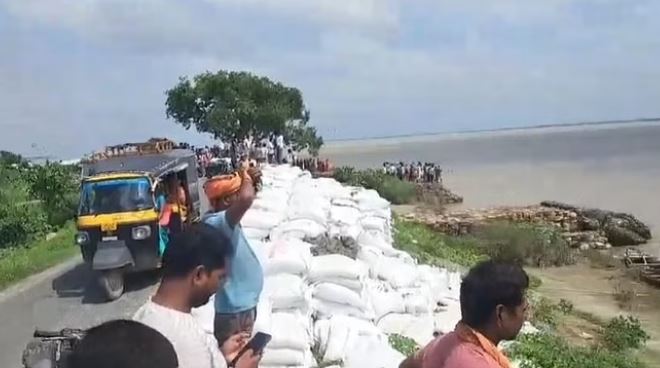 Photo of बिहार: गंडक नदी में पलटी 50 यात्रियों से भरी नौका, 6 लोगों के डूबने की आशंका