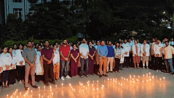 Photo of कोलकाता में लेडी डॉक्टर की हत्या के बाद जगदलपुर में प्रदर्शन, मांगा न्याय