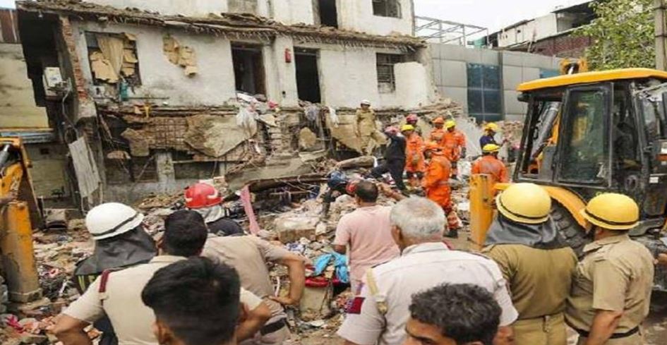 Photo of दिल्ली: जहांगीरपुरी में भरभराकर गिरी दो मंजिला बिल्डिंग, 3 लोगों की मौत