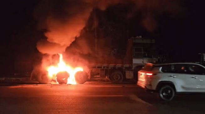 Photo of आग का गोला बना ट्रक: एनएच 30 पर हुआ हादसा, पलभर में भड़की आग