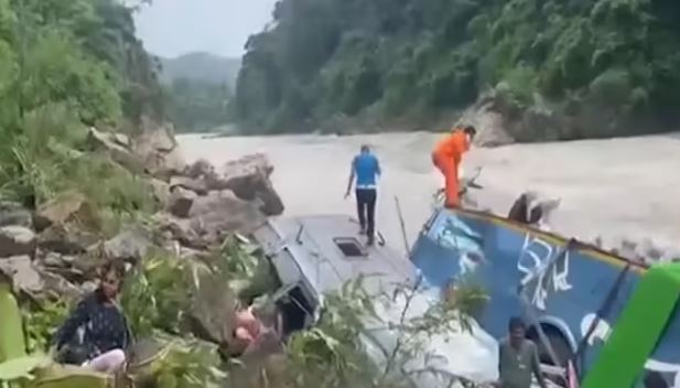 Photo of नेपाल: पोखरा से काठमांडू जा रही यूपी नंबर की बस नदी में गिरी, 14 लोगों की मौत