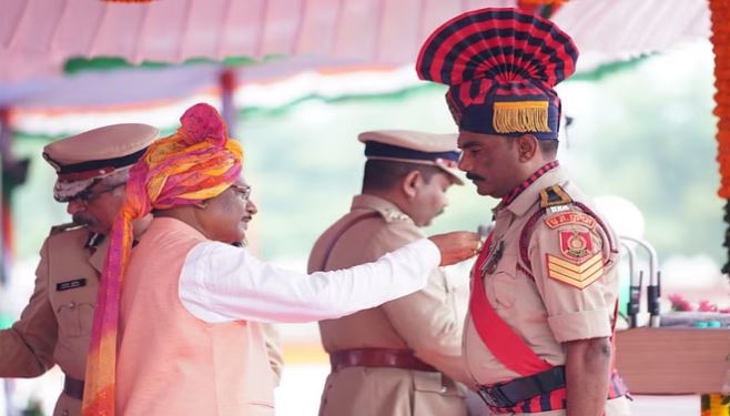 Photo of सीएम साय ने 46 ऑफिसर और जवानों को पुलिस पदक अलंकरण से किया सम्मानित