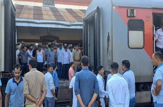 Photo of यूपी: किसान एक्सप्रेस दो धड़ों में बंटी, आठ कोच अलग होकर रेलवे स्टेशन पर पहुंचे…