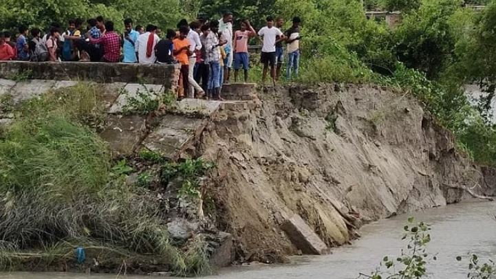 Photo of बिहार के मुजफ्फरपुर में तिरहुत नहर का बांध टूटा, सैंकड़ों घरों में घुसा पानी