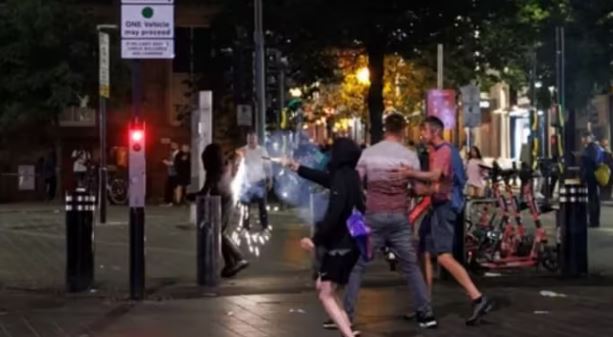 Photo of ब्रिटेन में 3 बच्चियों की हत्या के बाद भड़की हिंसा; हाई अलर्ट जारी