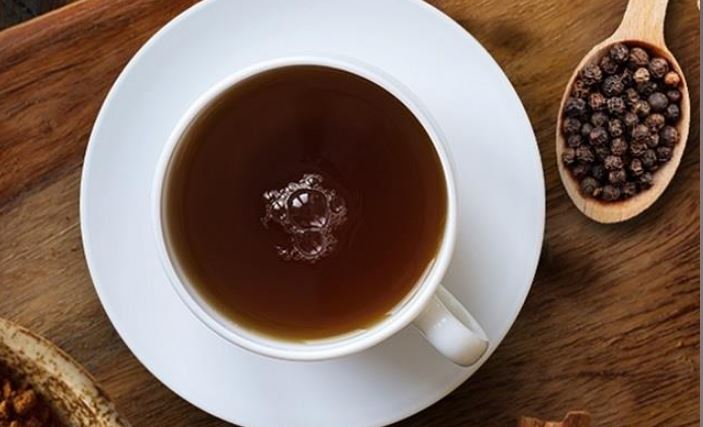 Photo of मानसून में गले की खराश से राहत पाने के लिए पिए काली मिर्च का काढ़ा