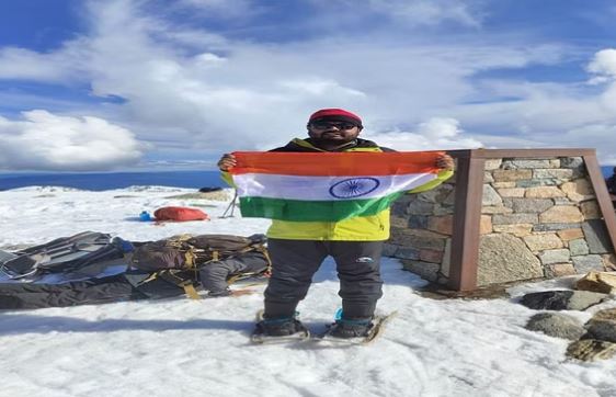 Photo of छत्तीसगढ़ के माउंटेन मैन ने सबसे ऊंची चोटी पर फहराया तिरंगा