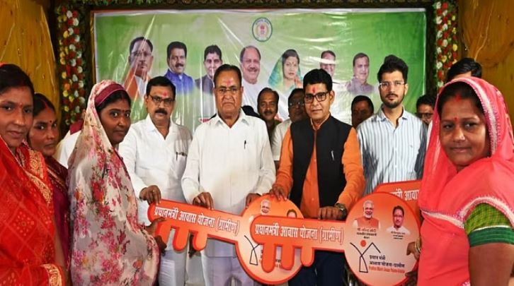 Photo of राजस्व मंत्री वर्मा ने पीएम आवास के हितग्राही को कराया गृह प्रवेश