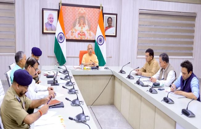 Photo of कानून-व्यवस्था पर सीएम योगी ने अधिकारियों संग की बैठक