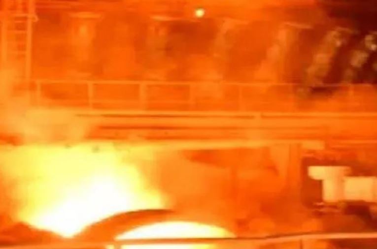 Photo of स्टील प्लांट में लगी भीषण आग, 4 झुलसे, 2 लोगों की हालत गंभीर