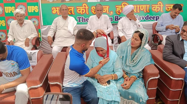 Photo of हरियाणा: नवदीप को गले लगा भावुक हुई मां, बोली बेटे ने नाम किया रोशन