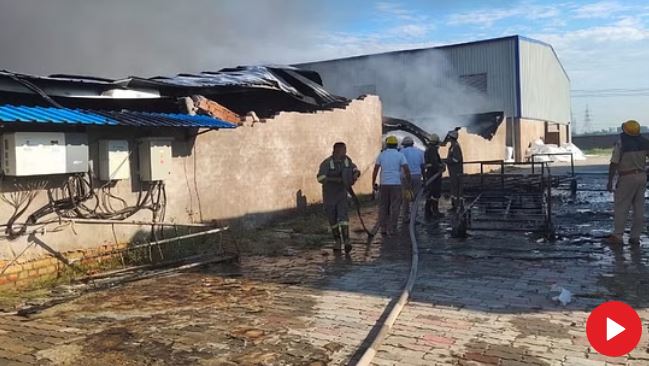 Photo of रनियां में गद्दा फैक्टरी में लगी भीषण आग, बुरी तरह झुलसे छह मजदूर