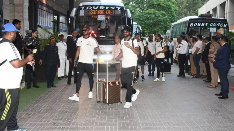 Photo of कानपुर पहुंचीं भारत और बांग्लादेश टीम, आज से करेंगी टेस्ट की तैयारी