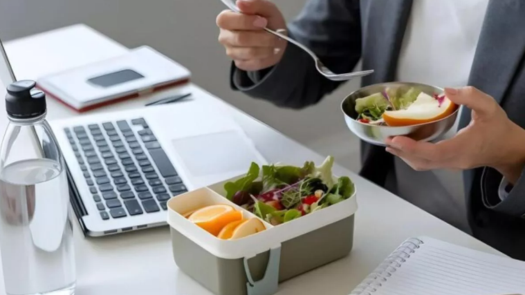 Photo of काम के चक्कर में लंच कर देते हैं मिस, तो सेहत और प्रोडक्टिविटी को हो सकता है नुकसान!