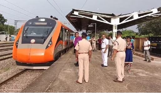 Photo of महासमुंद: रेलवे स्टेशन पहुंची वंदे भारत एक्सप्रेस, यात्री हुए खुश