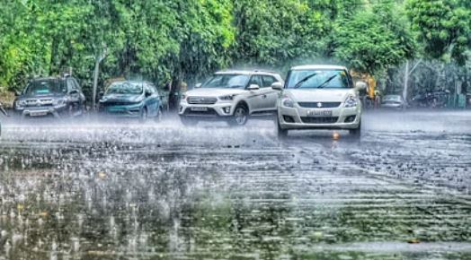 Photo of यूपी: प्रदेश के दक्षिणी हिस्सों में आज होगी भारी बारिश, 50 किमी प्रति घंटे की रफ्तार से चलेंगी हवाएं