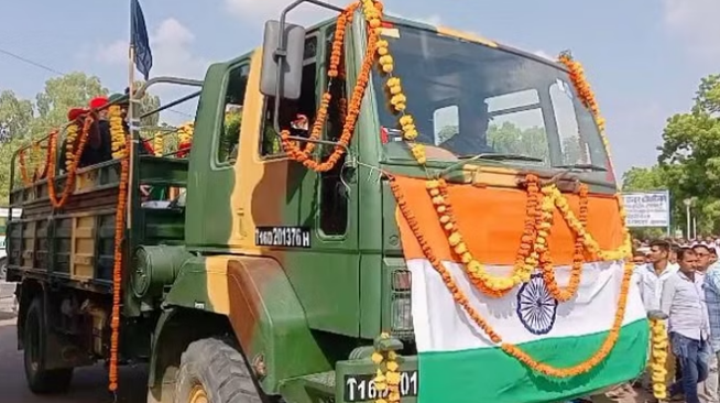Photo of बीकानेर: पांच दिनों से चल रहा गतिरोध समाप्त, राजकीय सम्मान के साथ हुआ सैनिक का अंतिम संस्कार!
