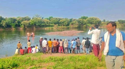 Photo of टीकमगढ़: जामनी नदी में मछली पकड़ने गए दो युवक डूबे, एक को सुरक्षित निकाला, दूसरा लापता