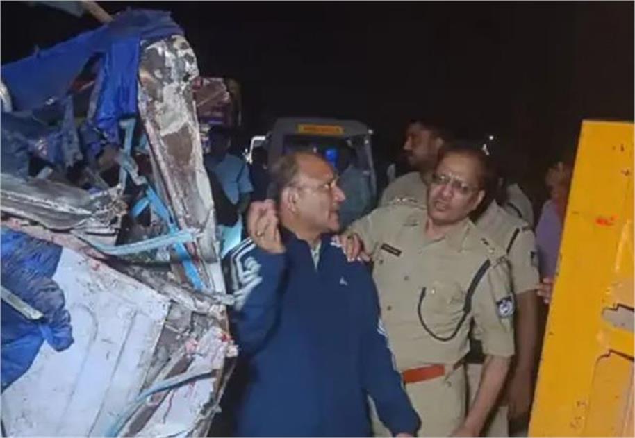 Photo of मध्य प्रदेश: मैहर में बड़ा हादसा, खड़े ट्रक में घुसी तेज रफ्तार बस, 9 लोगों की मौत