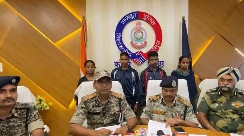 Photo of छत्तीसगढ़: 12 लाख के चार इनामी नक्सलियों ने किया आत्मसमर्पण