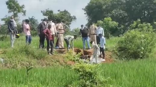 Photo of महासमुंद: खेत में मिला युवक का शव, इलाके में फैली सनसनी