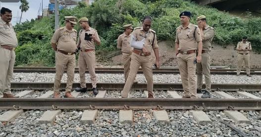 Photo of यूपी में एक ट्रेन पलटाने की साजिश: अब यहां रेलवे ट्रैक पर रखी आधा फीट मोटी ये वस्तु