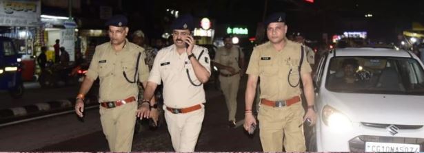 Photo of ईद और गणपति विसर्जन के मद्देनजर शहर में पुलिस का पैदल फ्लैग मार्च