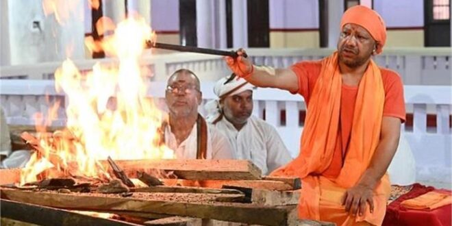 Photo of शारदीय नवरात्र की महाअष्टमी पर महानिशा पूजन कर सीएम योगी ने की लोकमंगल की प्रार्थना