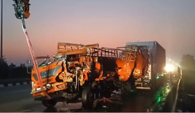 Photo of बागपत में दर्दनाक सड़क हादसा, ईस्टर्न पेरीफेरल एक्सप्रेसवे पर ट्रक ने चार को कुचला