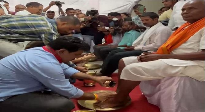 Photo of डिप्टी सीएम ने पीएम आवास योजना के हितग्राहियों के धोए पैर, नए आवास की चाबी और प्रमाण पत्र किया भेंट