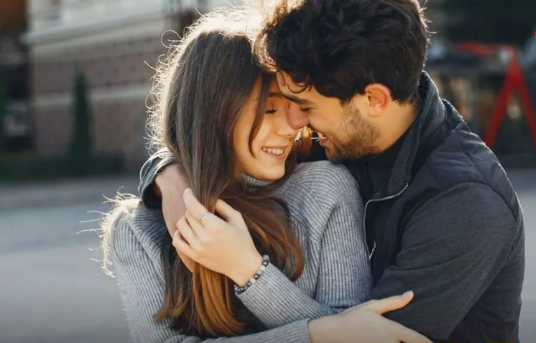 Photo of 5 संकेत बताते हैं सिर्फ आपके लिए धड़कता है आपके पार्टनर का दिल