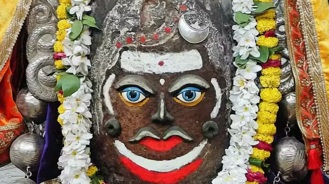 Photo of उज्जैन : रजत मुकुट, चंद्र लगाकर जटाधारी स्वरूप में सजे बाबा महाकाल