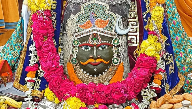 Photo of उज्जैन: रुद्राक्ष और गुलाब की माला पहनकर भस्मआरती में सजे बाबा महाकाल