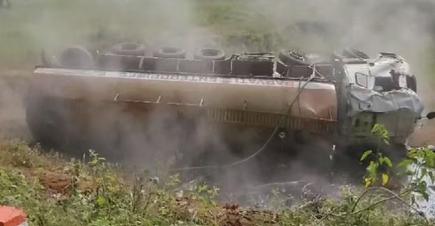 Photo of  हाइड्रोक्लोरिक एसिड से भरा टैंकर पलटा, जहरीला धुआं फैला, चालक फरार; जांच में जुटी पुलिस