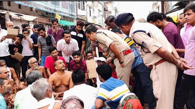 Photo of एमपी: जैन मुनि विशांत सागर के साथ हुई अभद्रता, महाराजश्री धरने पर बैठे