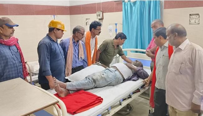 Photo of एसईसीएल गेवरा खदान में हादसा: 80 फिट नीचे खाई में गिरा डंपर, कांच तोड़कर चालक को निकाला