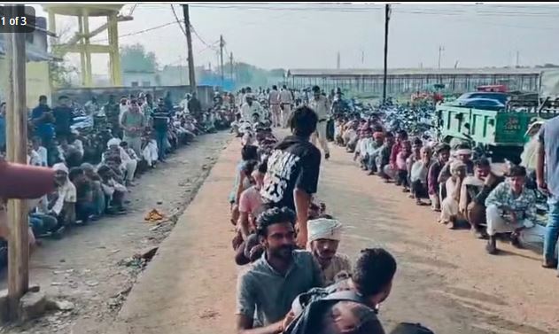 Photo of  खाद के लिए चार दिन से लाइन में किसान