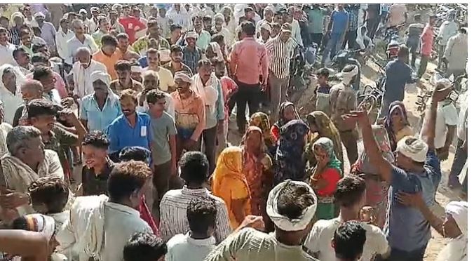 Photo of  कृषि मंत्री के गृह जिले में खाद का संकट, रात दो बजे से एक किमी की लाइन में लगे किसान