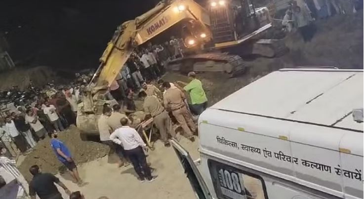 Photo of यूपी में बड़ा हादसा: उन्नाव में नाला खुदाई के दौरान धंसी मिट्टी, तीन मजदूर दबे; दो की मौत