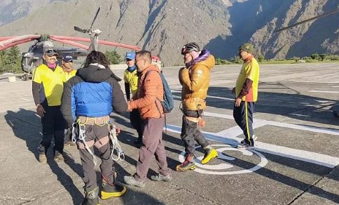 Photo of चौखंबा में फंसी दो विदेशी पर्वतारोहियों को 3 दिन बाद निकाला गया सुरक्षित