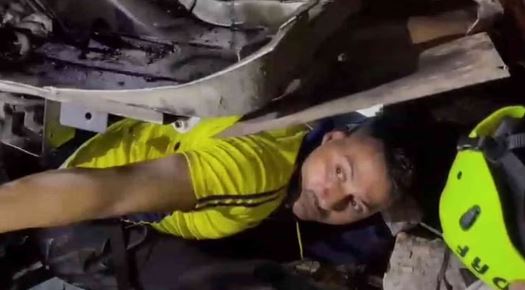 Photo of देहरादून-कोडियाला के पास एक ट्रक दुर्घटनाग्रस्त, वाहन काट एसडीआरएफ ने व्यक्ति को बाहर निकाला