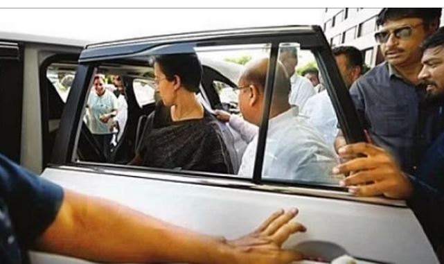 Photo of मार्शल मामला : सीएम आतिशी और विजेंद्र गुप्ता को एक कार में बैठे देखकर चौंके लोग